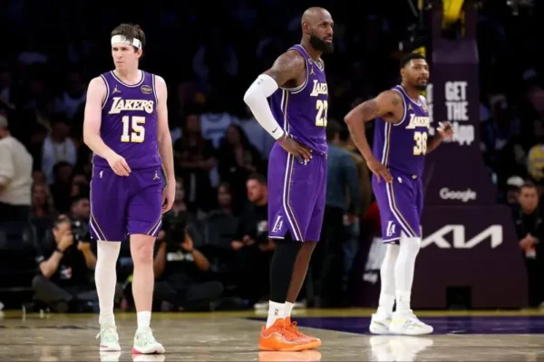 La preocupación ha aumentado para Austin Reaves, LeBron James y Marcus Smart, ya que la ventaja de 3-0 de los Lakers en la serie se ha reducido a 3-2. Harry How / Getty Images