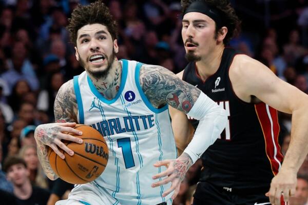 Lamelo Ball, de Charlotte Hornets, ataca ante la marca de Jaime Jaquez Jr. de Miami Heat en juego Play-In de la NBA