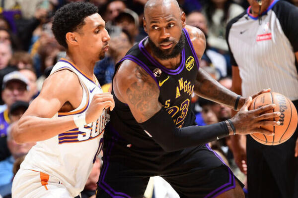 Lebron James de los Lakers atanca, en el juego del viernes por la noche de los Lakers frente a Phoenix