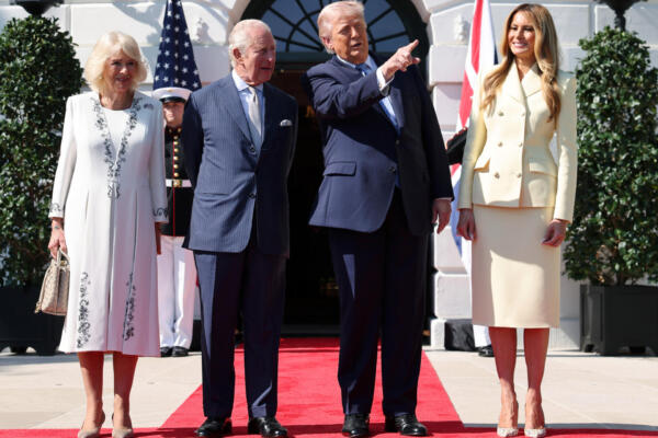 El presidente estadounidense Donald Trump y la primera dama Melania Trump saludan al rey Carlos III y a la reina Camila de Gran Bretaña a su llegada al pórtico sur de la Casa Blanca en Washington, D.C., el 27 de abril de 2026. (Foto de Chris Jackson / POOL / AFP)
