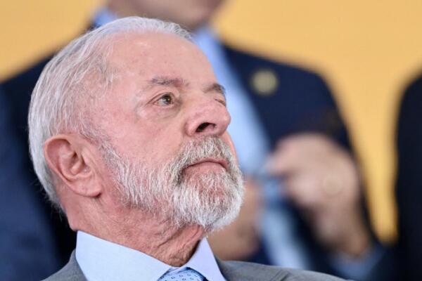 El presidente brasileño Luiz Inácio Lula da Silva gesticula durante la ceremonia de juramento del nuevo ministro de la Secretaría de Relaciones Institucionales, José Guimaraes (fuera de plano), en el Palacio de Planalto en Brasilia el 14 de abril de 2026. (Foto de Evaristo Sa / AFP)
