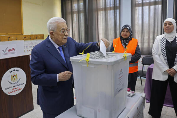 Esta fotografía, distribuida por la Oficina del Presidente Palestino (PPO) el 25 de abril de 2026, muestra al presidente palestino Mahmud Abbas emitiendo su voto en las elecciones municipales de Ramala. (Foto de la Oficina del Presidente Palestino (PPO) / AFP) 