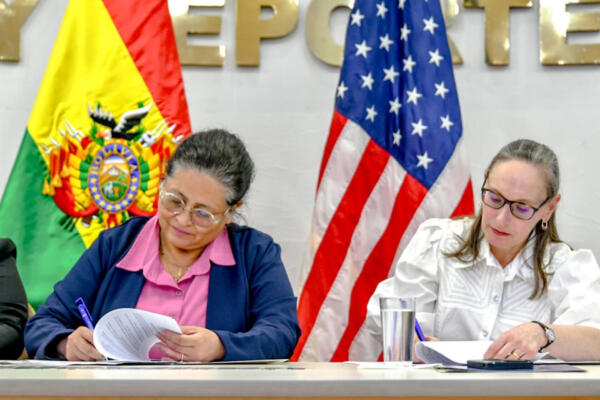 La Ministra de Salud y Deportes de Bolivia, Marcela Tatiana Flores Zambrana (izquierda), y a la Jefa de Misión de la Embajada de Estados Unidos, Debra Hevia (derecha).