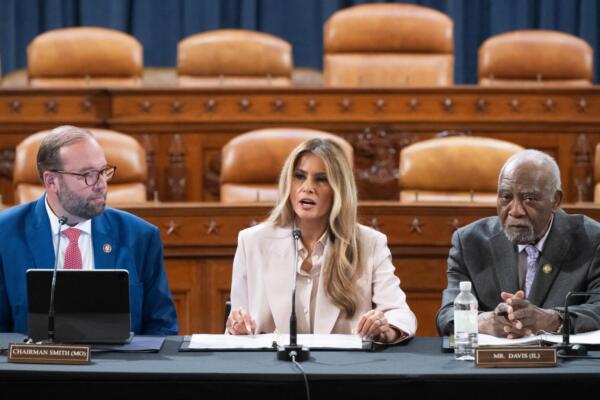La primera dama de EE. UU., Melania Trump (C), interviene durante una mesa redonda con miembros del Comité de Medios y Arbitrios de la Cámara de Representantes y jóvenes que han estado bajo tutela, en el Capitolio, en Washington, D. C., EE. UU. EFE/Matt Kaminsky

