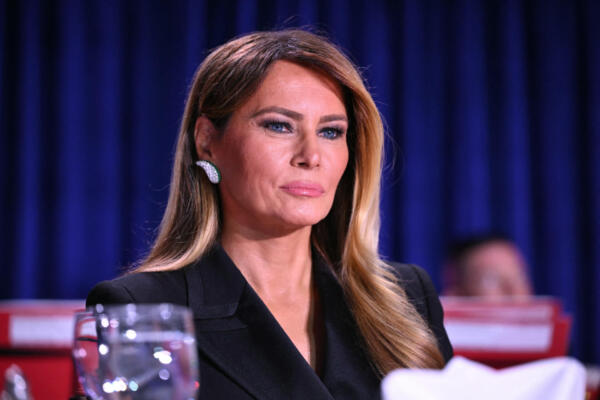 La primera dama de Estados Unidos, Melania Trump, asiste a la cena de corresponsales de la Casa Blanca en el hotel Washington Hilton de Washington, D.C., el 25 de abril de 2026. El presidente Trump asiste por primera vez a la gala anual de la prensa política durante su mandato. (Foto de Mandel NGAN / AFP)

