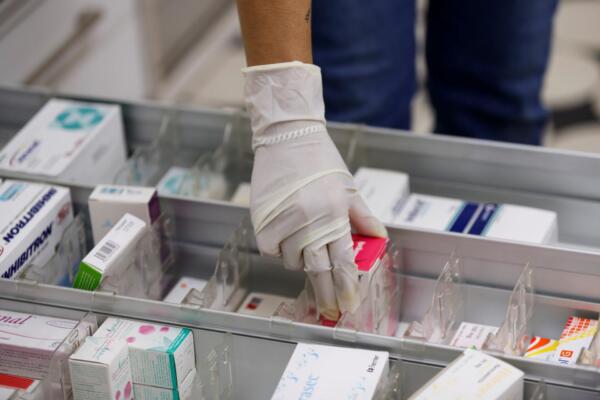 Autoridades mexicanas detuvieron este lunes en el central Estado de México a dos personas vinculadas con la comercialización de medicamentos apócrifos utilizados contra el Virus del Papiloma Humano (VPH) y la hepatitis B. Fotografía de archivo. EFE/José Méndez