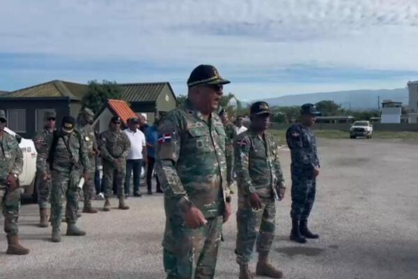 El director de Migración, Rafael Lee Ballester, afirmó en Pedernales que los extranjeros solo pueden ingresar al país con pasaporte y visa.