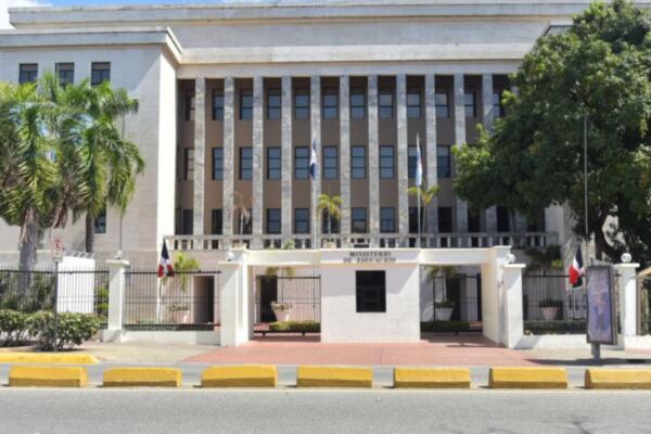 Ministerio de Educación ordena medidas ante alertas del COE.
