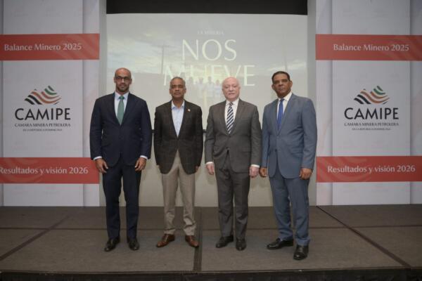 Director ejecutivo de la Camipe, Martín Valerio, ministro Energía y Minas Joel Santos, presidente Camipe Pedro Esteva y Rolando Muñoz Mejía, director de Minería / Foto: Prensa Camipe