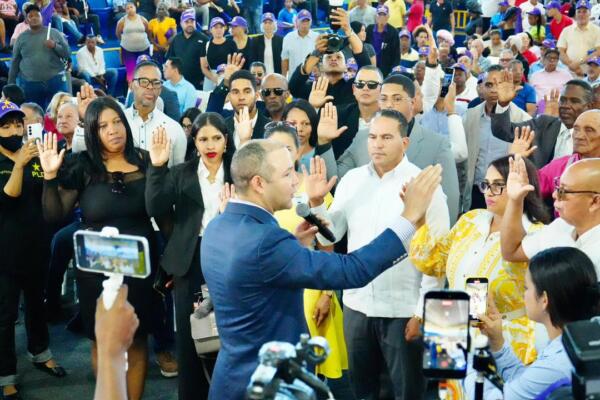 Acto de juramentación de los miembro del Movimiento Cristiano Canal de Bendición de Ayuda para Todos / Foto: Dirección de Comunicaciones PLD
