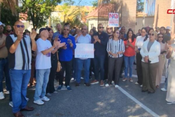 Manifestantes participaron en la huelga convocada en San Juan de la Maguana para exigir que se detengan los proyectos de explotación minera en la región.