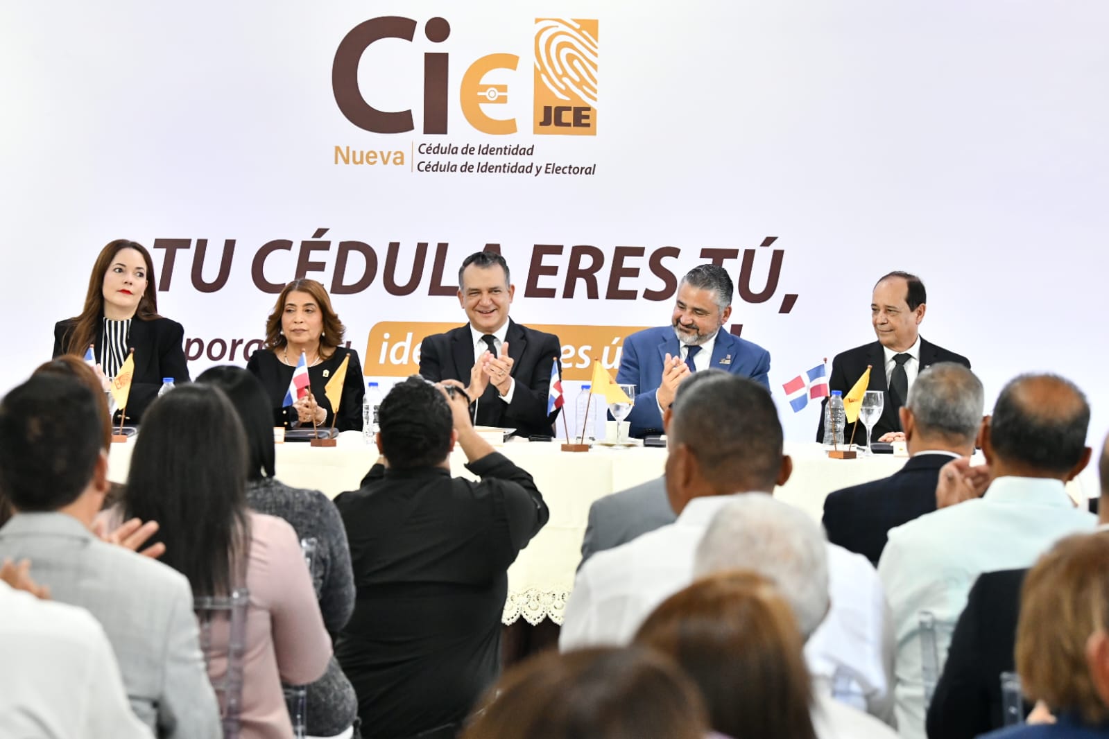 La JCE informó que al corte de las primeras 12 horas de servicio se personalizaron 9,129 nuevas tarjetas de la nueva cédula.
