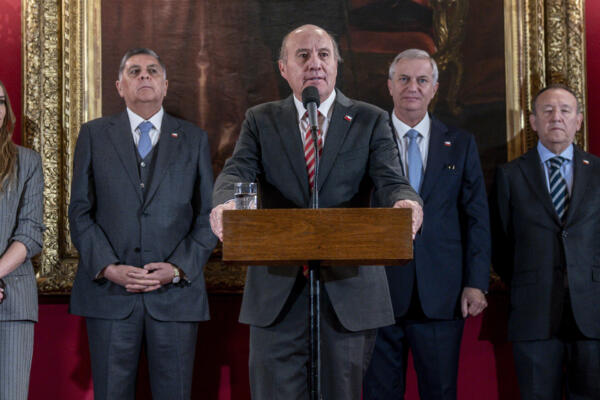 Fotografía cedida el pasado 22 de abril por la Presidencia de Chile en la que aparece el ministro chileno de Hacienda, Jorge Quiroz (c), durante un pronunciamiento, en el Palacio de La Moneda, en Santiago de Chile. EFE/Presidencia de Chile