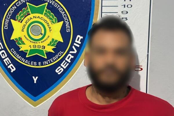 Arrestan a Jonathan Reinoso Cruz por asaltar mensajero con pistola.