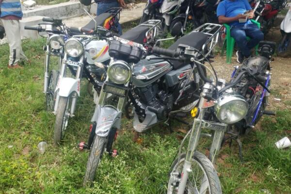 Motocicletas y piezas ocupadas durante un operativo policial en el sector Matanza, donde funcionaba un presunto punto de acopio de vehículos robados.