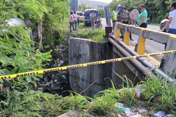 Accidente expone deterioro del puente entre Cabral y Barahona.
