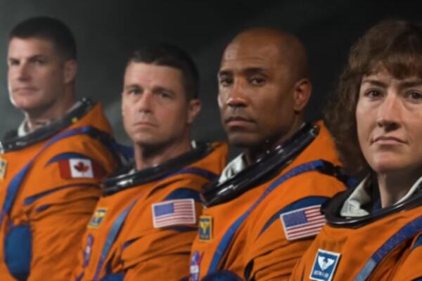 De izquierda a derecha: Jeremy Hansen, especialista; Reid Wiseman, comandante; Victor J Glover, piloto y Christina Koch, especialista