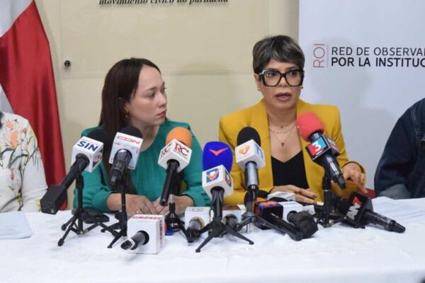 Leidy Blanco García, coordinadora general de Participación Ciudadana (PC), la abogada constitucionalista Patricia Santana (derecha) y Zobeyda Apólito (izquierda).