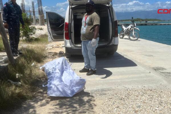 Defensa Civil y Armada recuperan cuerpo en zona portuaria.
