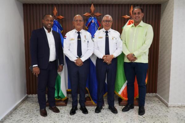 De izquierda a derecho, Santo Gervasio, encargado del Departamento de Apoyo y Servicios Estudiantiles del INABIE; coronel Dionisio Domínguez, director de la Escuela de Tránsito de la Digesett; Pascual Cruz Méndez, director de la Digesett; Luis Valdez, subdirector de Inabie