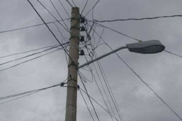 Moradores del sector La Factoría, en San Cristóbal, denuncian la falta de alumbrado público y deficiencias en la recolección de basura.