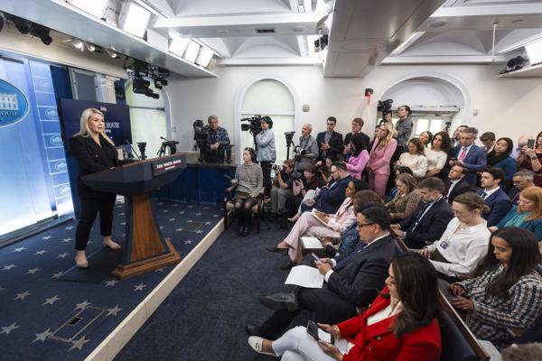 La secretaria de prensa de la Casa Blanca, Karoline Leavitt, habla con los periodistas en la sala de conferencias de prensa de la Casa Blanca en Washington, DC, EE. UU. EFEJIM LO SCALZO
 
//////////
 
WASHINGTON (United States), 27/04/2026.- White House Press Secretary Karoline Leavitt speaks to reporters in the briefing room of the White House in Washington, DC, USA, 27 April 2026. Leavitt spoke about the arraignment of Cole Tomas Allen, who allegedly opened fire while attempting to enter the White House Correspondents Association dinner on 25 April. EFE/EPA/JIM LO SCALZO