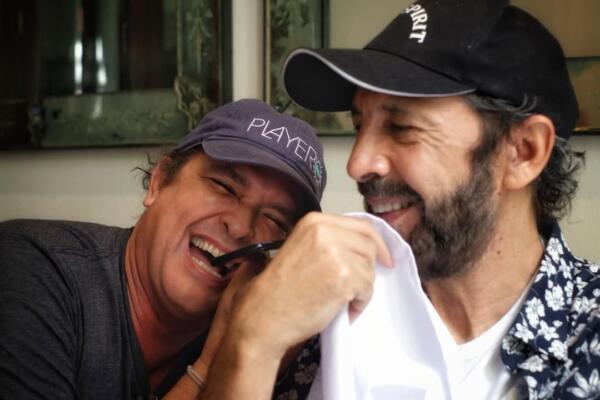¿Quién no se pone feliz al lado de Juan Luis?

En mi casa siempre hemos amado tus canciones: todas las hemos bailado, cantado y disfrutado. Pero, más aún, hemos disfrutado los momentos compartidos.

Caption y foto: perfil del Instagram de Carlos Vives