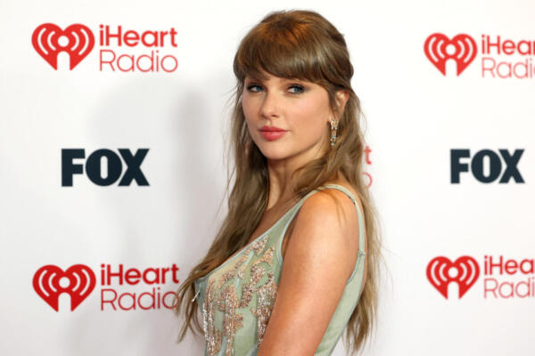 Taylor Swift asiste a los premios iHeartRadio Music Awards 2026 en el Dolby Theatre el 26 de marzo de 2026 en Hollywood, California. Frazer Harrison/Getty Images/AFP (Foto de Frazer Harrison / GETTY IMAGES NORTH AMERICA / Getty Images vía AFP)