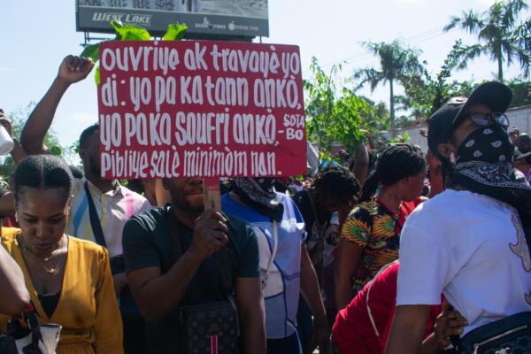 Trabajadores de fábricas textiles participan en una manifestación para exigir un aumento del salario mínimo ante el incremento del costo de vida, en Puerto Príncipe (Haití). EFE/ Jonet St Élois