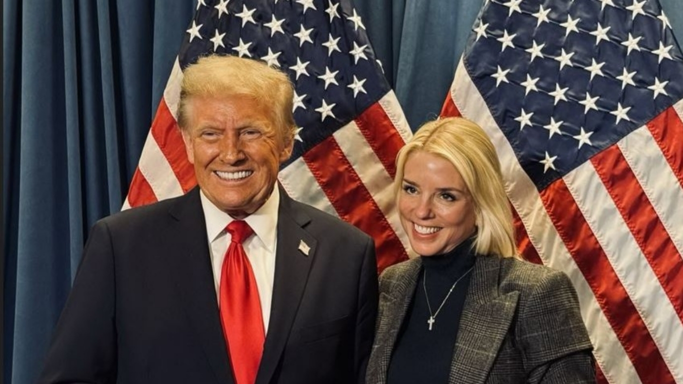 Donald Trump despidió el jueves a la fiscal general Pam Bondi, una fiel aliada suya, tras un manejo controvertido de los archivos de Epstein.