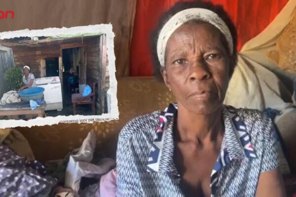 Doña Benita Mota vive en una vivienda deteriorada en Villa Altagracia y solicita ayuda para una casa digna y una pensión.
