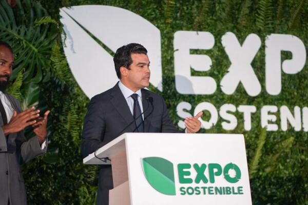Wellington Arnaud afirmó que la sostenibilidad implica desarrollo humano y destacó proyectos de agua y saneamiento en el país.