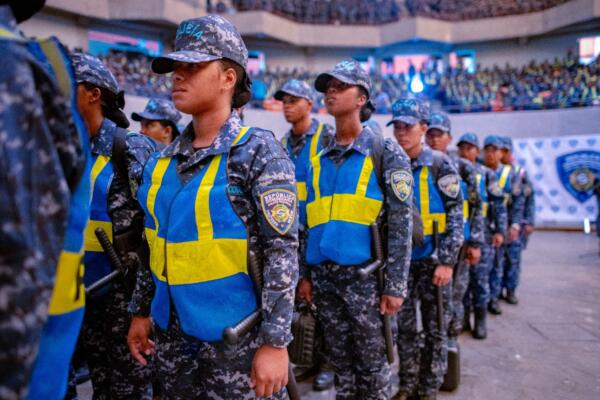 Los agentes, debidamente uniformados y con su equipaje en mano, forman parte del contingente que se integrará al Operativo Proteger y Servir Semana Santa 2026.