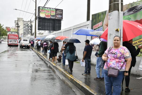 Según el boletín oficial, se mantiene una provincia en alerta roja, 13 en alerta amarilla y 10 en alerta verde, ante el riesgo de inundaciones repentinas urbanas y rurales.