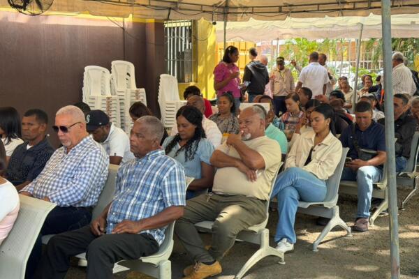 Desde tempranas horas de la mañana, decenas de personas se han presentado en el centro de servicio continuo habilitado por la Junta Central Electoral.