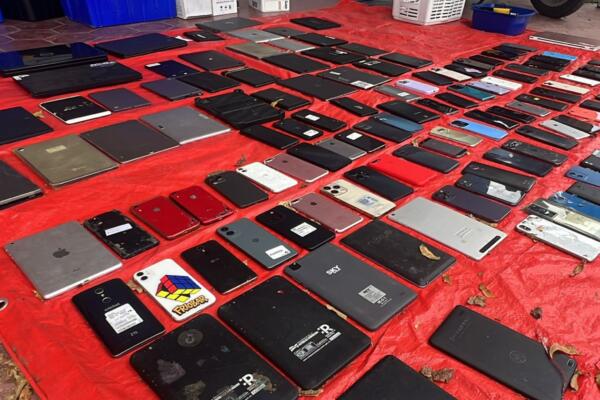 Fueron ocupadas nueve laptops, treinta y nueve tabletas, 24 celulares tipo iPhone y 20 tipo Android, así como múltiples piezas y accesorios electrónicos para fines de depuración. 