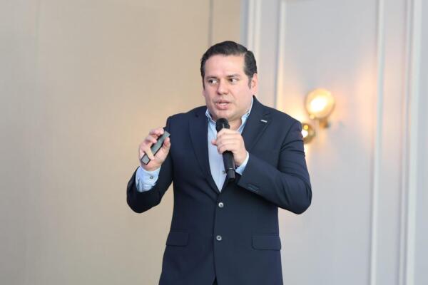 Abelicio Quintero, especialista en estrategia corporativa para la región, destacó el marco regulatorio dominicano. Señaló que ha favorecido la llegada de firmas globales y el auge de start-ups. 