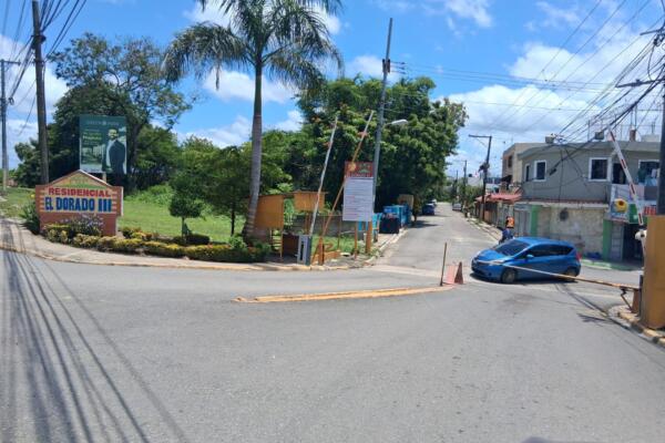 A esta grave situación se suma el pésimo estado de las calles, las cuales presentan hundimientos, grietas, acumulación de lodo y un deterioro generalizado que dificulta el tránsito vehicular y peatonal.