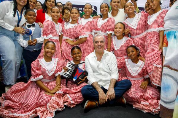 “En esta Feria del Libro y de la Cultura que la estamos haciendo ahora, retomando esta práctica que se había suspendido desde hace más de 20 años, pero que es la más grande de las que se han hecho en Santiago y el Cibao, le queremos pedir no solamente a todos los habitantes de Santiago y de los municipios de la provincia, sino también a todo el Cibao, que vengan a ver”, expresó Abinader.