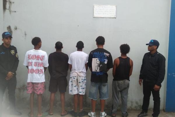 Identificaron a los detenidos como Ángel Marte, alias “Caco de Loca”; Óscar Manuel Vargas; Daniel Guzmán Silva; Justin Emmanuel Hernández y Obie Jiménez Zabala.