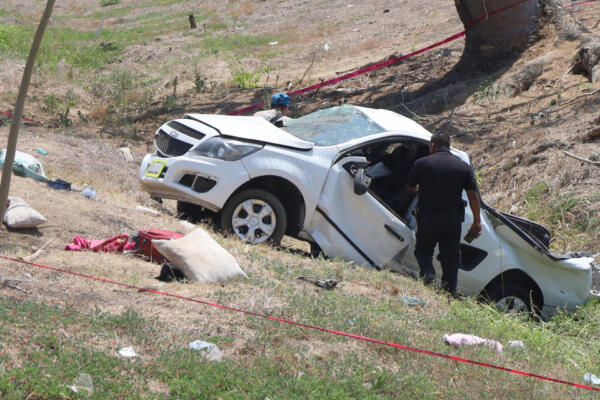 Peritos forenses inspeccionan un vehículo tras un accidente, en el que fallecieron cinco turistas en Acapulco (México). EFE/David Guzmán