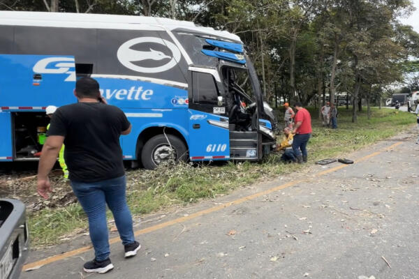 Captura de video cedida por la Policía Nacional de Carreteras que muestra el accidente de un autobús en una carretera del centro de Colombia que conecta a Bogotá con Ibagué, capital del departamento del Tolima, donde murieron al menos seis personas y otras 22 resultaron heridas. EFE/ Policía Nacional de Carreteras