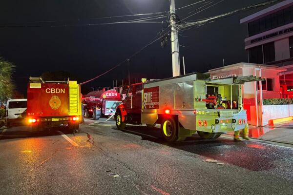 Un incendio sorpresivo en un vehículo se registró en la mañana de este jueves en el Residencial Brisas del Río