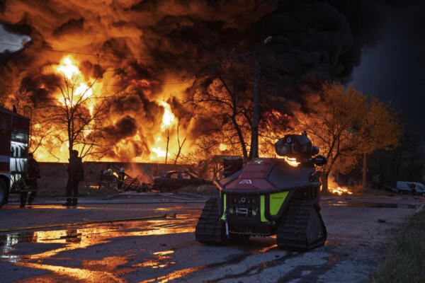 Bomberos extinguen un incendio en una planta de reciclaje tras un ataque ruso en Kiev el 16 de abril de 2026, en el contexto de la invasión rusa de Ucrania. Los ataques rusos causaron la muerte de al menos 12 personas en Ucrania, según informaron las autoridades locales el 16 de abril, después de que Moscú bombardeara a su país vecino con ataques nocturnos. (Foto de Serhii Okunev / AFP)
