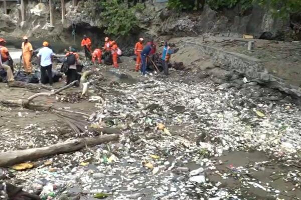 Luego de denuncias, MOPC recoge grandes cantidades de basura en la playa Montesinos en el Malecón de SD