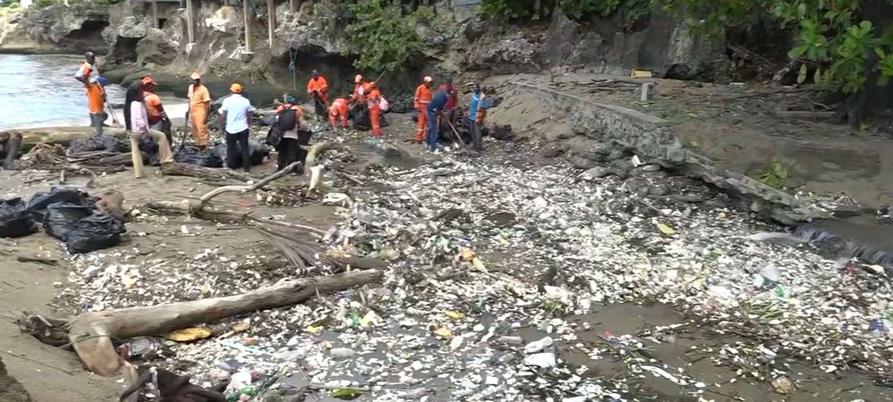 Luego de denuncias, MOPC recoge grandes cantidades de basura en la playa Montesinos en el Malecón de SD