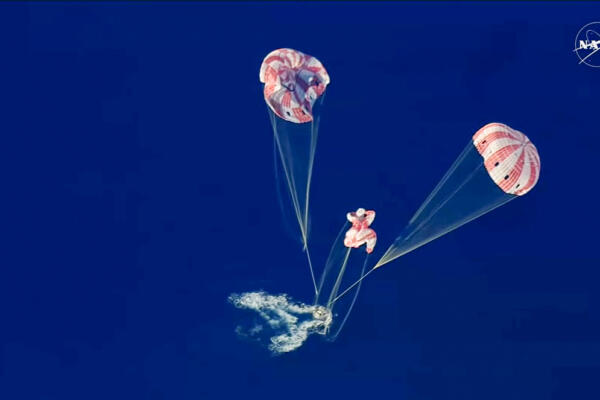 Captura de imagen de una transmisión de la NASA de la capsula Orión, con los tripulantes de Artemis II, luego de amerizar en el Pacífico. EFE/ NASA