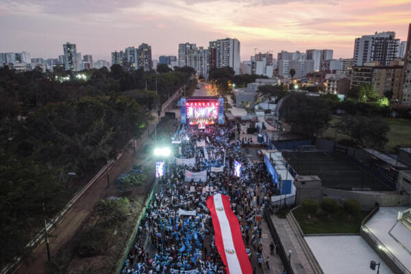 Fotografía aérea que muestra a los asistentes a un cierre de campaña en Lima (Perú). EFE/ John Reyes