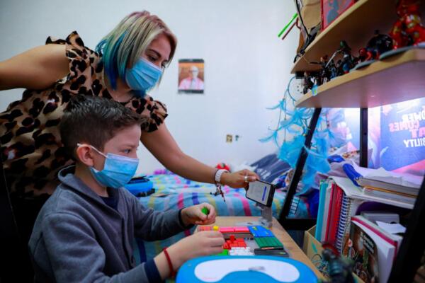 Fotografía de archivo que muestra a la señora Marisol Cruz Martínez (i) y su hijo Iñaki estudiando desde casa en Ciudad de México (México). EFE/ Carlos Ramírez/ ARCHIVO
