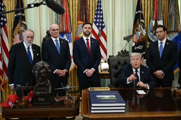 El embajador de Estados Unidos en Israel, Mike Huckabee, el embajador de Israel en Estados Unidos, Yechiel Leiter, el vicepresidente de Estados Unidos, JD Vance, y el secretario de Estado de Estados Unidos, Marco Rubio, escuchan al presidente de Estados Unidos, Donald Trump, durante una reunión con el embajador de Líbano en Estados Unidos y el embajador de Israel en Estados Unidos, en la Casa Blanca en Washington, D.C., el 23 de abril de 2026. (Foto de Brendan SMIALOWSKI / AFP)
 